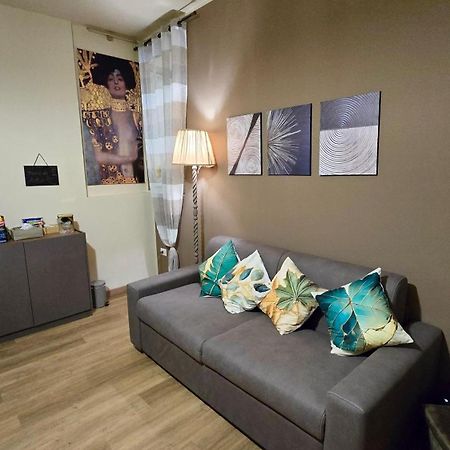 Casa Vacanze Oikia - Room Girasole Napoli Bagian luar foto